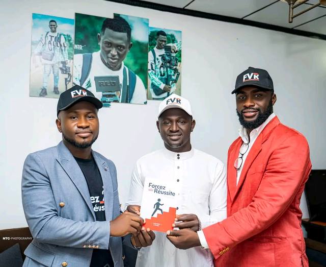 Remise officielle entourée de partenaires, photographiée par Nova NTG