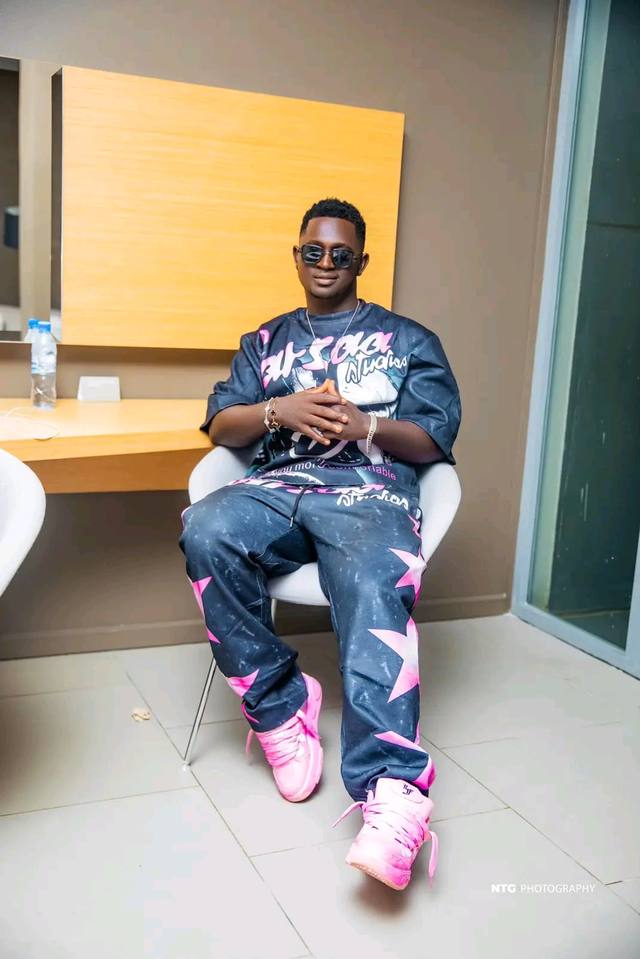 Portrait mode d'Nova NTG en tenue streetwear