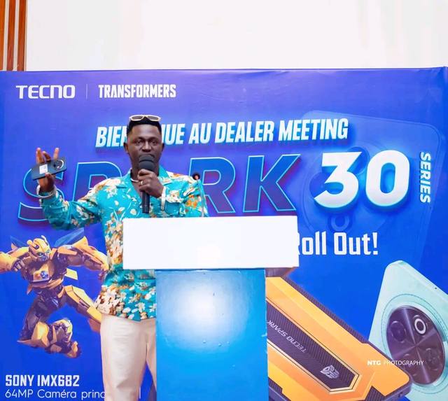 Nova NTG présentant au dealer meeting TECNO Spark 30