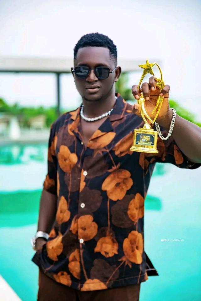 Nova NTG tenant le trophée doré des Zikomo Africa Awards